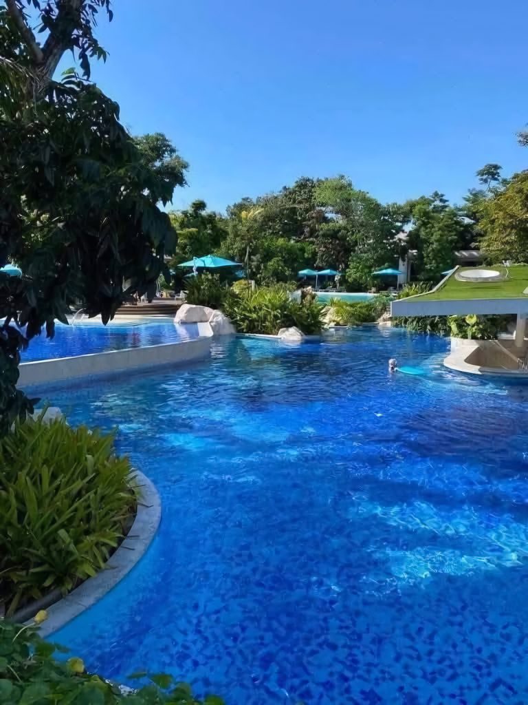 Swimming pool at Tambuli Seaside Resort Cebu