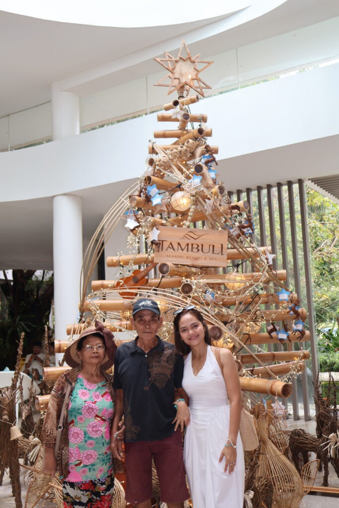 Lounge surrounded by tropical Christmas tree